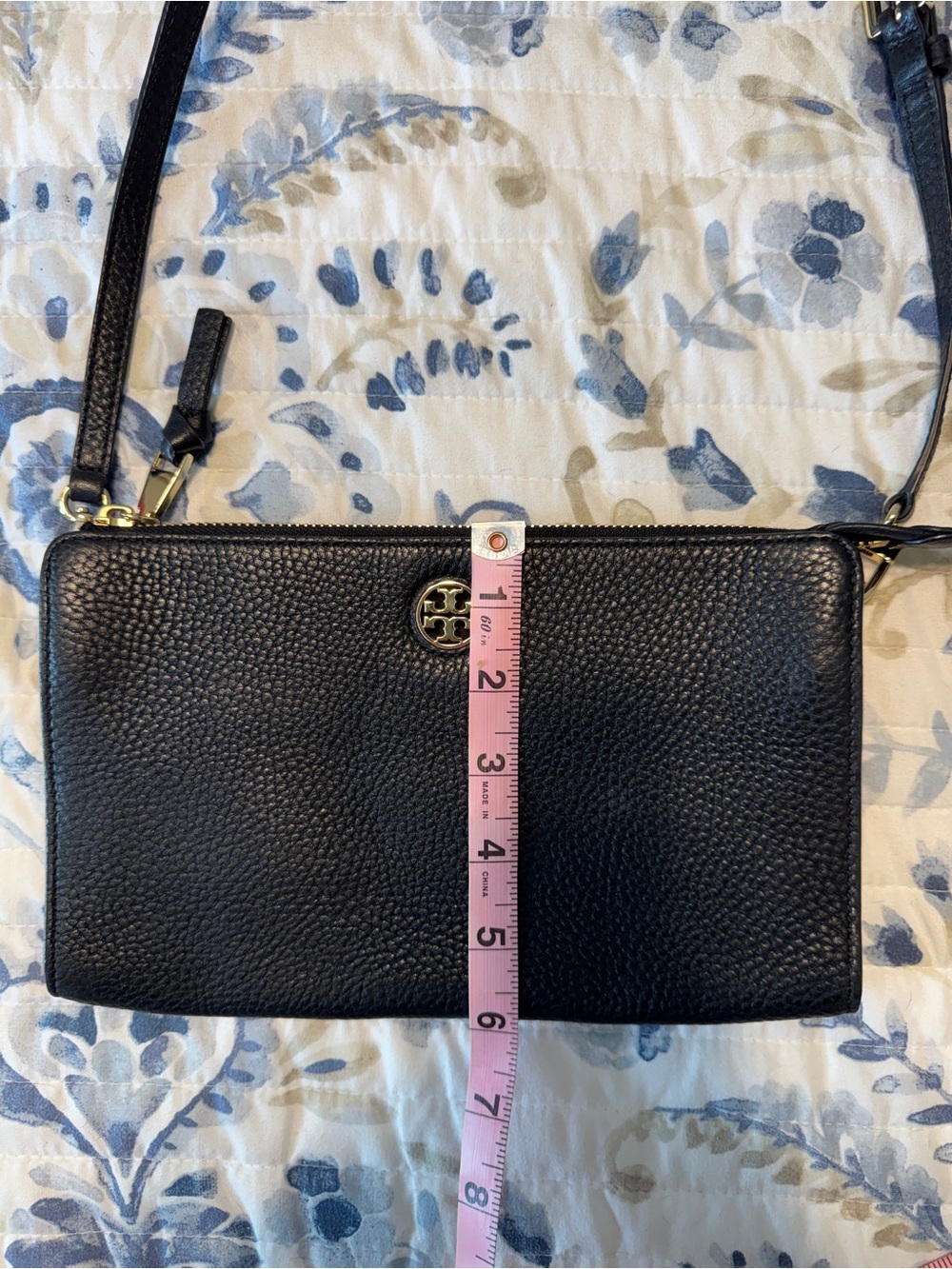 Tory Burch Black Pebbled Leather Crossbody with Gold Logo - Picture 4 of 5